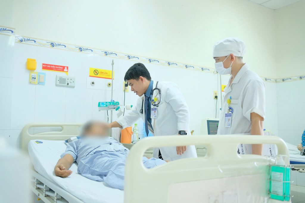 Hình ảnh bác sĩ thăm khám bệnh nhân sau can thiệp mạch