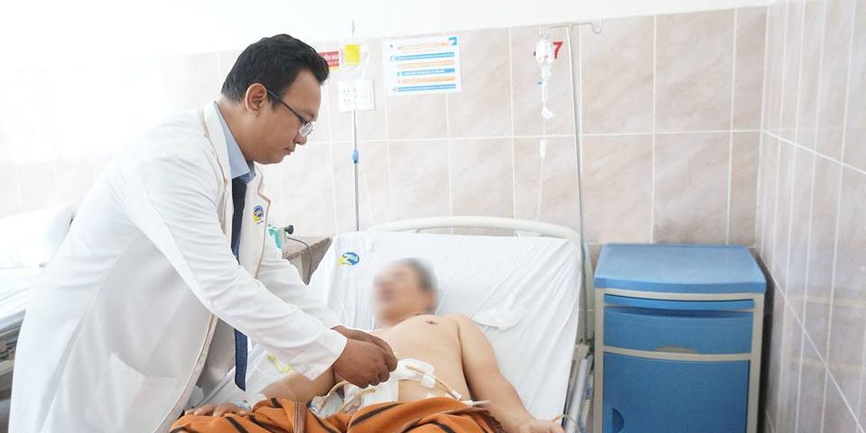 BS.CKII. Nguyễn Ngọc Phương Tâm thăm khám bệnh nhân sau cuộc phẫu thuật.