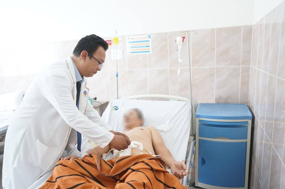 BS.CKII. Nguyễn Ngọc Phương Tâm thăm khám bệnh nhân sau cuộc phẫu thuật.