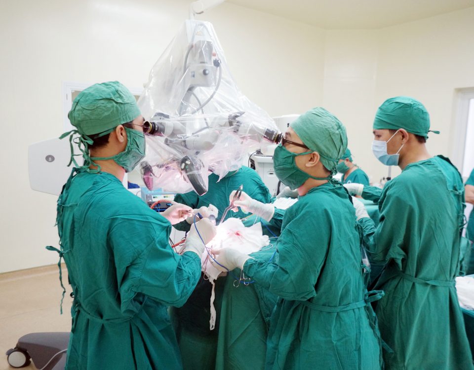 Các bác sĩ Ngoại Thần Kinh BVXA sử dụng hệ thống kính hiển vi phẫu thuật hiện đại để tiến hành lấy trọn khối u ra khỏi não bệnh nhân.