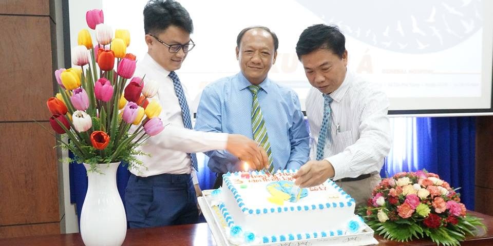 Ban giám đốc BVXA cắt bánh kem kỷ niệm 3 năm Bệnh viện đi vào hoạt động.