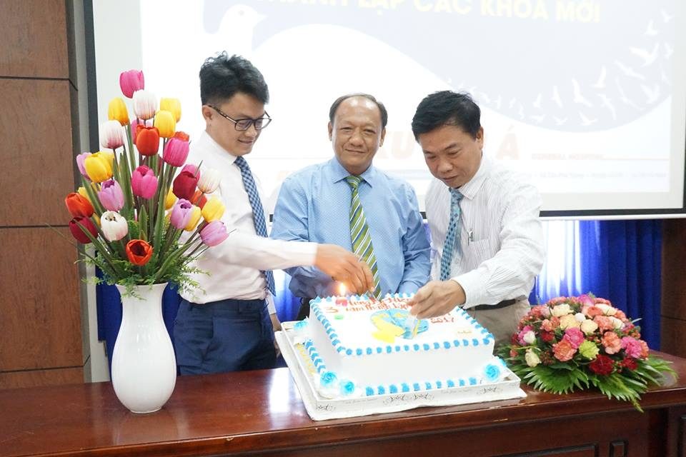 Ban giám đốc BVXA cắt bánh kem kỷ niệm 3 năm Bệnh viện đi vào hoạt động.