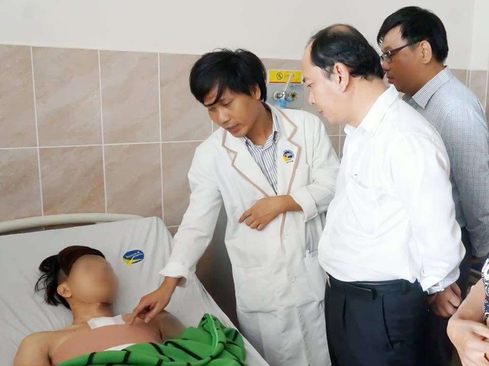 Đoàn Sở Y Tế Tp. Hồ Chí Minh đã thăm hỏi động viên bệnh nhân N.N.T bị vết thương thủng tim, thủng phổi - được các bác sĩ BVĐKKV. Hóc Môn và BVXA phối hợp cấp cứu ngày 5/5/2017.