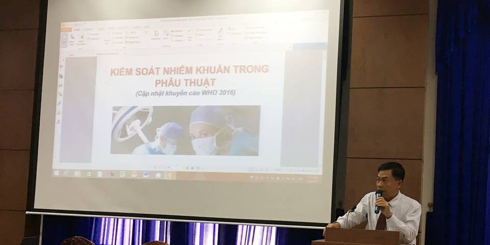 BS.CKII. Nguyễn Phú Định - Giám đốc chuyên môn BVXA khai mạc buổi tập huấn chủ đề: Kiểm soát nhiễm khuẩn trong phẫu thuật.