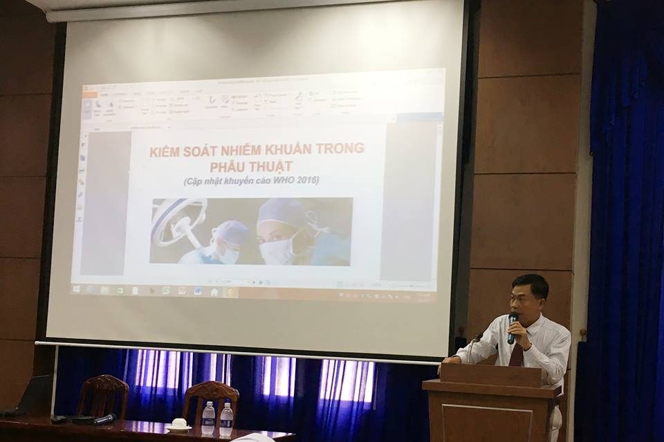 BS.CKII. Nguyễn Phú Định - Giám đốc chuyên môn BVXA khai mạc buổi tập huấn chủ đề: Kiểm soát nhiễm khuẩn trong phẫu thuật.
