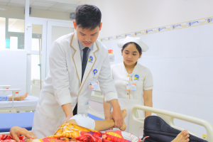 Hình ảnh bác sĩ thăm khám bệnh nhân