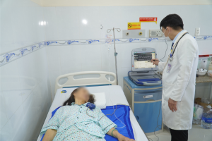 Bác sĩ đặt máy kiểm tra nhịp tim bệnh n hân sau khi đặt máy tạo nhịp tim