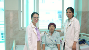Bác sĩ thăm bệnh nhân ngày xuất viện