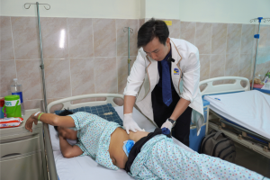 Bác sĩ thăm khám xem vết thương sau mổ
