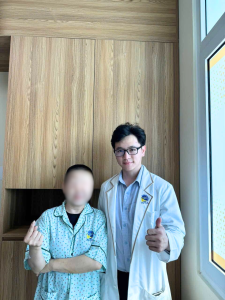 Bác sĩ thăm người bệnh sau khám