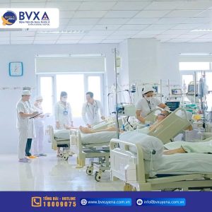 Hình ảnh bác sĩ thăm khám bệnh nhân