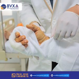 Hình ảnh bác sĩ kiểm tra vết thương của bệnh nhân đứt động mạch cổ tay