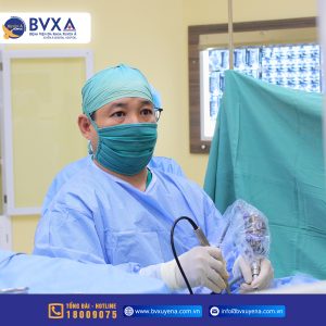 Hình ảnh bác sĩ trong quá trình phẫu thuật lấy nhân đệm cho bệnh nhân thoát vị đĩa đệm
