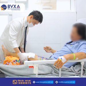 Hình ảnh bác sĩ thăm khám bệnh nhân vấp phải “ổ gà” mất lái té ngã gây biến dạng đầu gối nghiêm trọngẢnh X-quang trước phẫu thuật của bệnh nhân vấp phải “ổ gà” mất lái té ngã gây biến dạng đầu gối nghiêm trọng