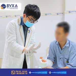 Hình ảnh bác sĩ thăm khám bệnh nhân bị đứt động mạch cổ tay