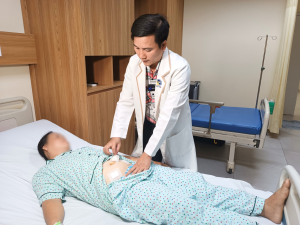 Bác sĩ thăm khám bệnh nhân