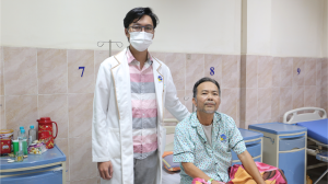 Hình ảnh bác sĩ thăm người bệnh