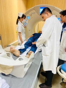 Bệnh nhân tại phòng chụp CT não