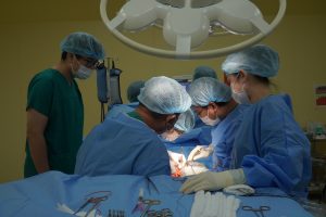 Hình ảnh ekip phẫu thuật ghép quả thận vào cơ thể cô gái