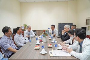 PGS.TS.BS Bùi Chí Viết hội chẩn cùng các bác sĩ Bệnh viện Ung Bướu TP.HCM
