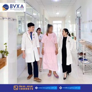 Hình ảnh bác sĩ và sản phụ bị băng huyết sau sinh
