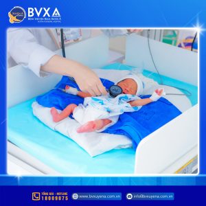 Hình ảnh bé trai sinh non 1300 gam