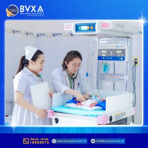 Hình ảnh bác sĩ tận tình chăm sóc bé trai sinh non 1300g