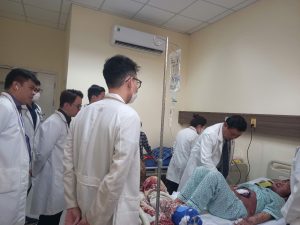 Hình ảnh bác sĩ tiếp nhận người bệnh các bóng nước xuất hiện dày đặc trên cơ thể