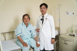 Bác sĩ và bệnh nhân ngày xuất viện