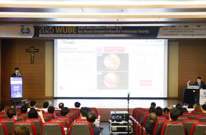 Hình ảnh quá trình báo cáo tại hội nghị quốc tế năm 2025 của hiệp hội nội soi cột sống 2 cổng thế giới
