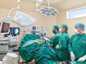 Hình ảnh ekip tán sỏi qua da bằng đường hầm nhỏ