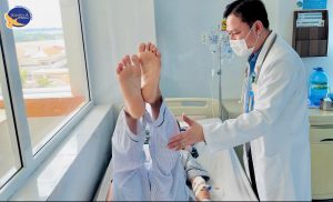 Hình ảnh thăm khám bệnh nhân bị đột quỵ khi đang sinh hoạt thường ngày