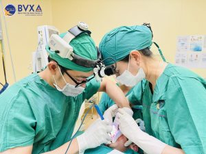 Hình ảnh ekip cắt thắng lưỡi cho bé