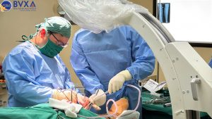 Hình ảnh ekip phẫu thuật cho bệnh nhân bị gãy biến dạng cẳng tay và cẳng chân