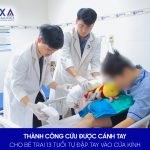 THÀNH CÔNG CỨU ĐƯỢC CÁNH TAY CHO BÉ TRAI 13 TUỔI TỰ ĐẬP TAY VÀO CỬA KÍNH