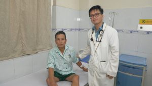Hình ảnh bác sĩ thăm khám bệnh nhân