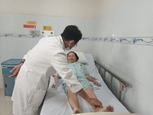 Hình ảnh bác sĩ thăm khám