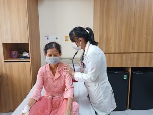 Bác sĩ thăm khám bệnh nhân bị mắc dị vật lạ ở phế quản dẫn đến ho kéo dài
