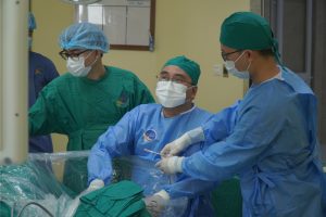 Hình ảnh ekip phẫu thuật