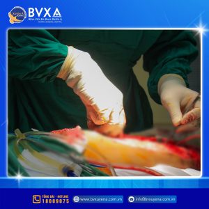 Hình ảnh quá trình thực hiện phẫu thuật cho bệnh nhân nhập viện khẩn cấp vì tiêm thuốc trị đau lưng không rõ nguồn gốc