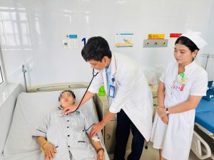 Hình ảnh bác sĩ thăm khám bệnh nhân bị viêm cơ tim