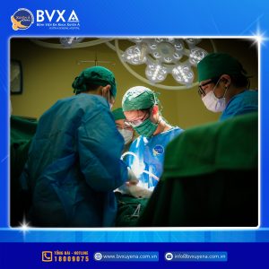Hình ảnh ekip phẫu thuật cho bệnh nhân bị đâm xuyên tim