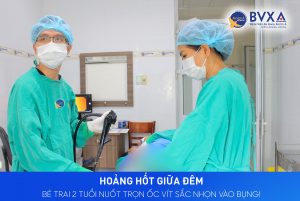 Hình ảnh ekip nội soi cho bé trai nuốt ốc vít