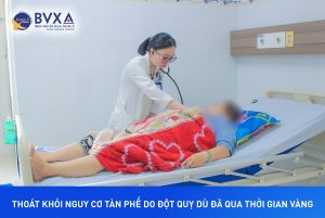 Hình ảnh bác sĩ thăm khám bệnh nhân bị đột quỵ não sau can thiệp