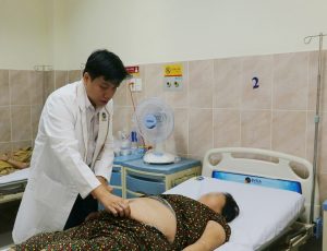 Hình ảnh bác sĩ thăm khám bệnh nhân bị nhồi máu động mạch mạc treo