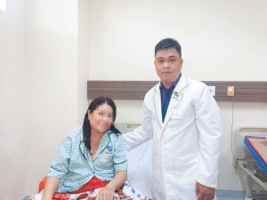 Hình ảnh bác sĩ thăm khám bệnh nhân ung thư vú