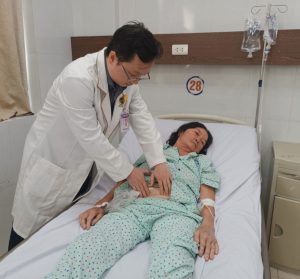 Bác sĩ Xuyên Á thăm khám bệnh vỡ bàng quang tự phát