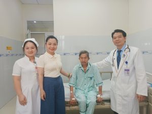 Bác sĩ và bệnh nhân u tâm vị ngày xuất viện
