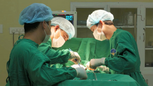 EKIP PHẪU THUẬT TRƯỜNG HỢP TỰ DÙNG ONG ĐỐT VÚ ĐỂ ĐIỀU TRỊ UNG THƯ VÚ, NGƯỜI PHỤ NỮ PHẢI CẮT BỎ HAI VÚ VÌ DI CĂN