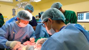 Hình ảnh ekip phẫu thuật ghép thận